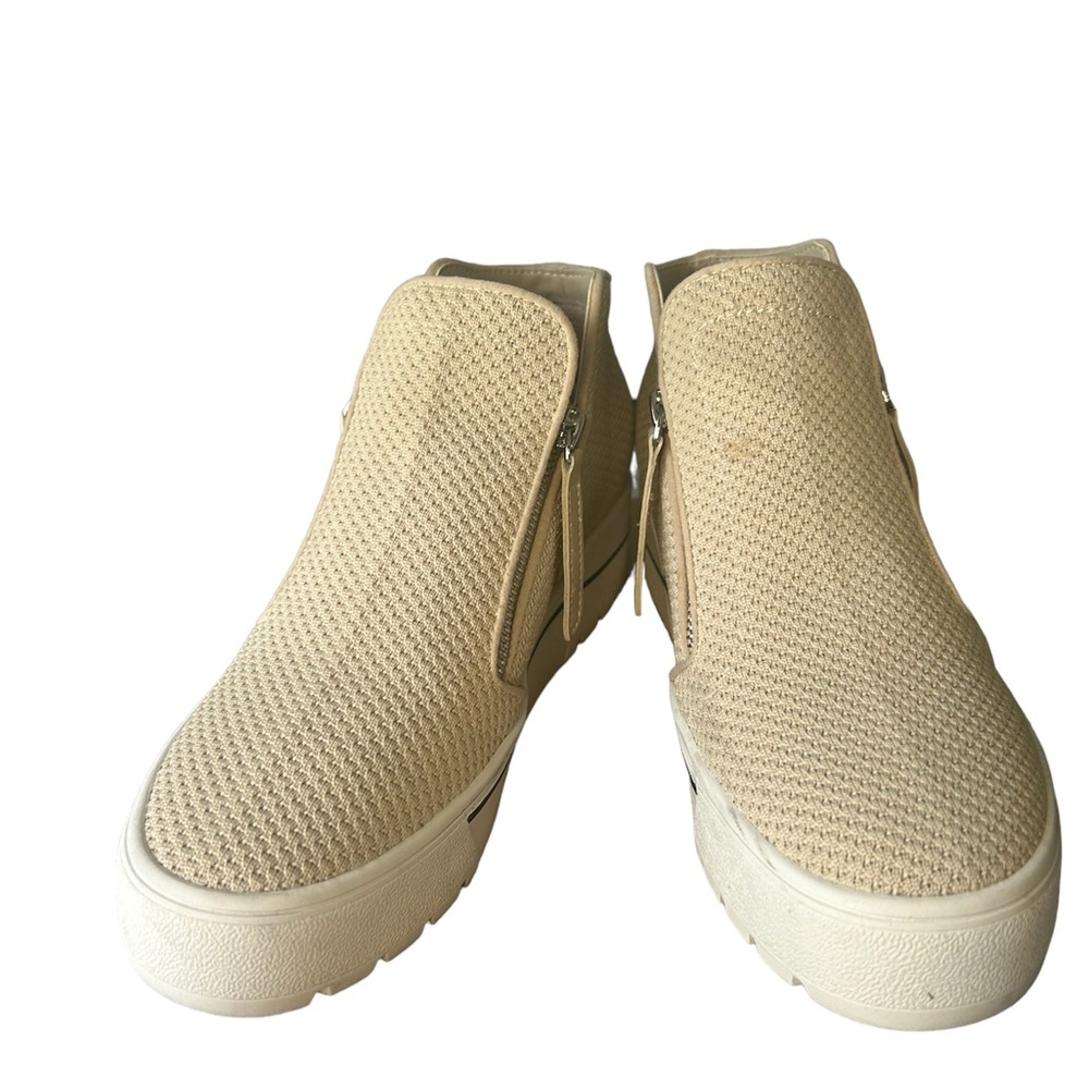 Women’s Steve Madden ankle boot shoe with a side zipper. Sneaker style in cream